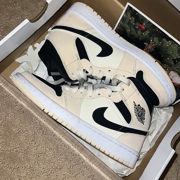 Woman’s Nike Air jordan 1 Mids